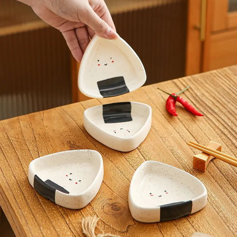 Assiette à Sauce en céramique, jolis points de sésame, Triangle, boule de riz en forme de disque d'assaisonnement, design mignon, couverts pour thé de l'après-midi, mini bol
