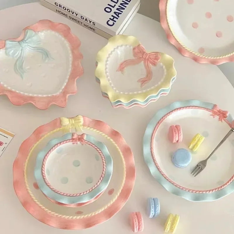 Service de vaisselle en céramique à bords ondulés, avec nœud en forme de cœur, idéal pour la présentation de gâteaux, plateau de princesse coréenne, bols à riz à bords dentelés