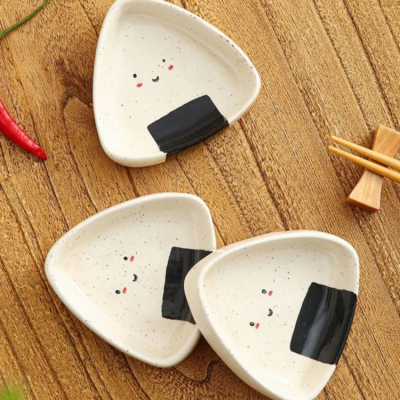 Assiette à Sauce en céramique, jolis points de sésame, Triangle, boule de riz en forme de disque d'assaisonnement, design mignon, couverts pour thé de l'après-midi, mini bol