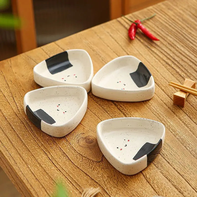 Assiette à Sauce en céramique, jolis points de sésame, Triangle, boule de riz en forme de disque d'assaisonnement, design mignon, couverts pour thé de l'après-midi, mini bol